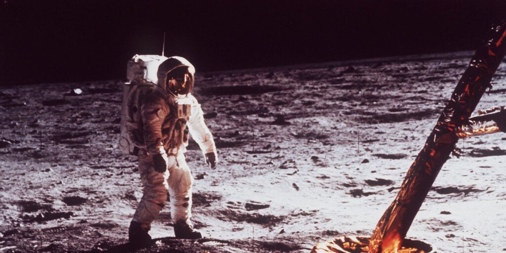 From Earth to the Moon: The Triumph of Apollo 11 | Log-Learn